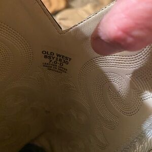 Boys size 7 cowboy boot